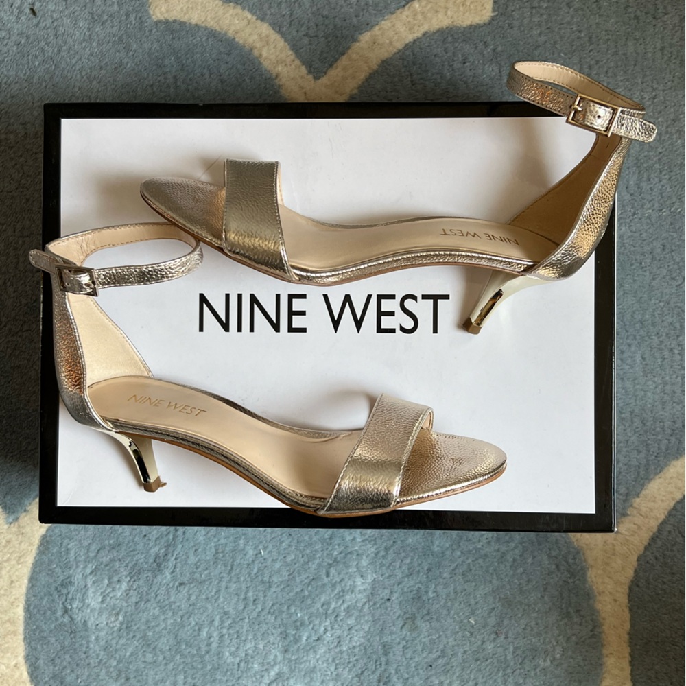Nine West Leisa Kitten Heel in Gold, Women 5
